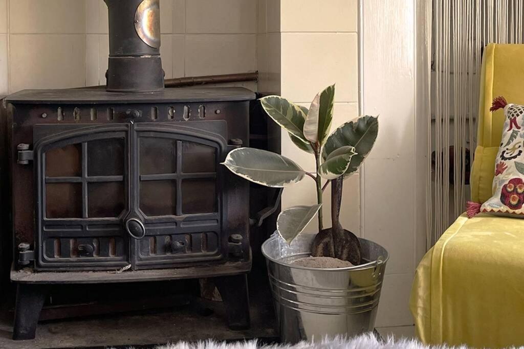 Cosy 2-Bedroom Family Cottage Centrally Located.Leedstown エクステリア 写真